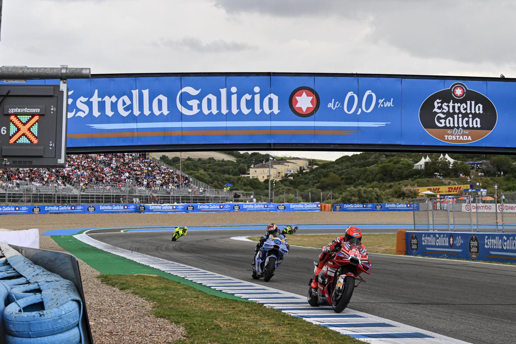 MotoGP: Márquez cai, troca moto e vence Sprint em Jerez