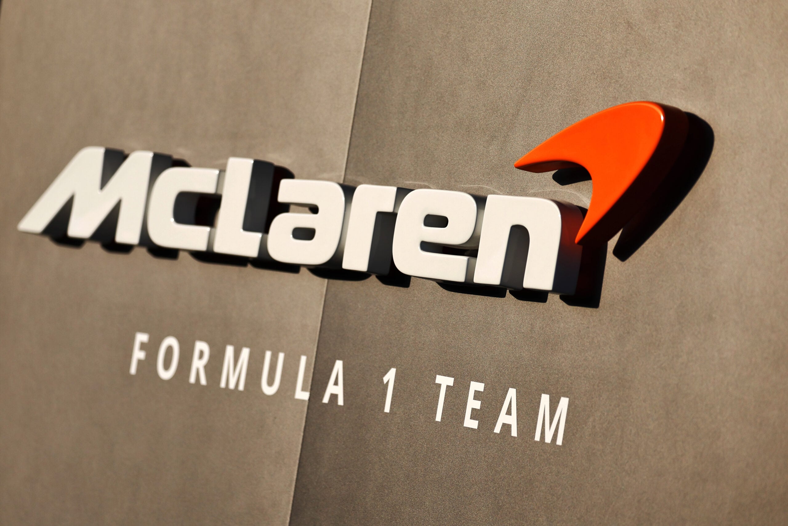 F1: McLaren revela novo plano para ganhar desempenho com motor Mercedes McLaren logo.