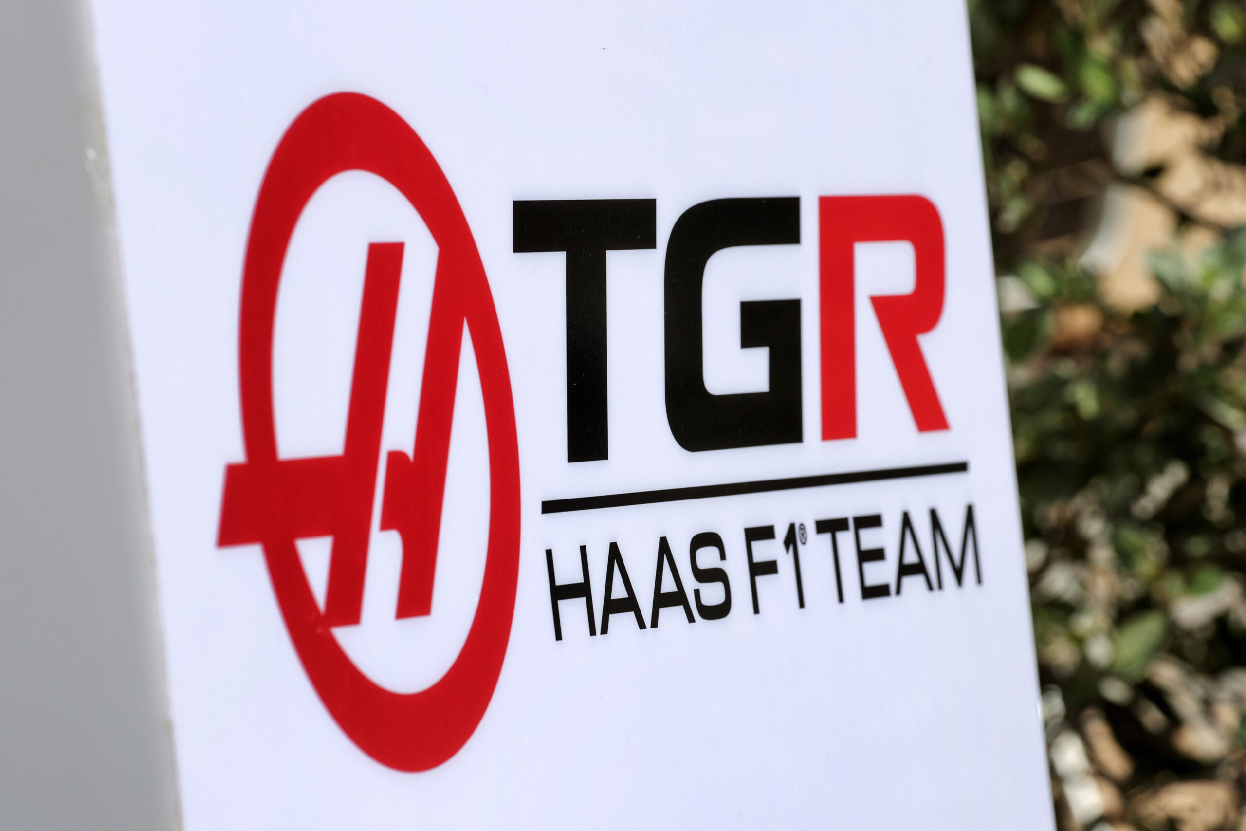 F1: Haas anuncia teste com piloto ligado à McLaren Haas F1 Team logo.