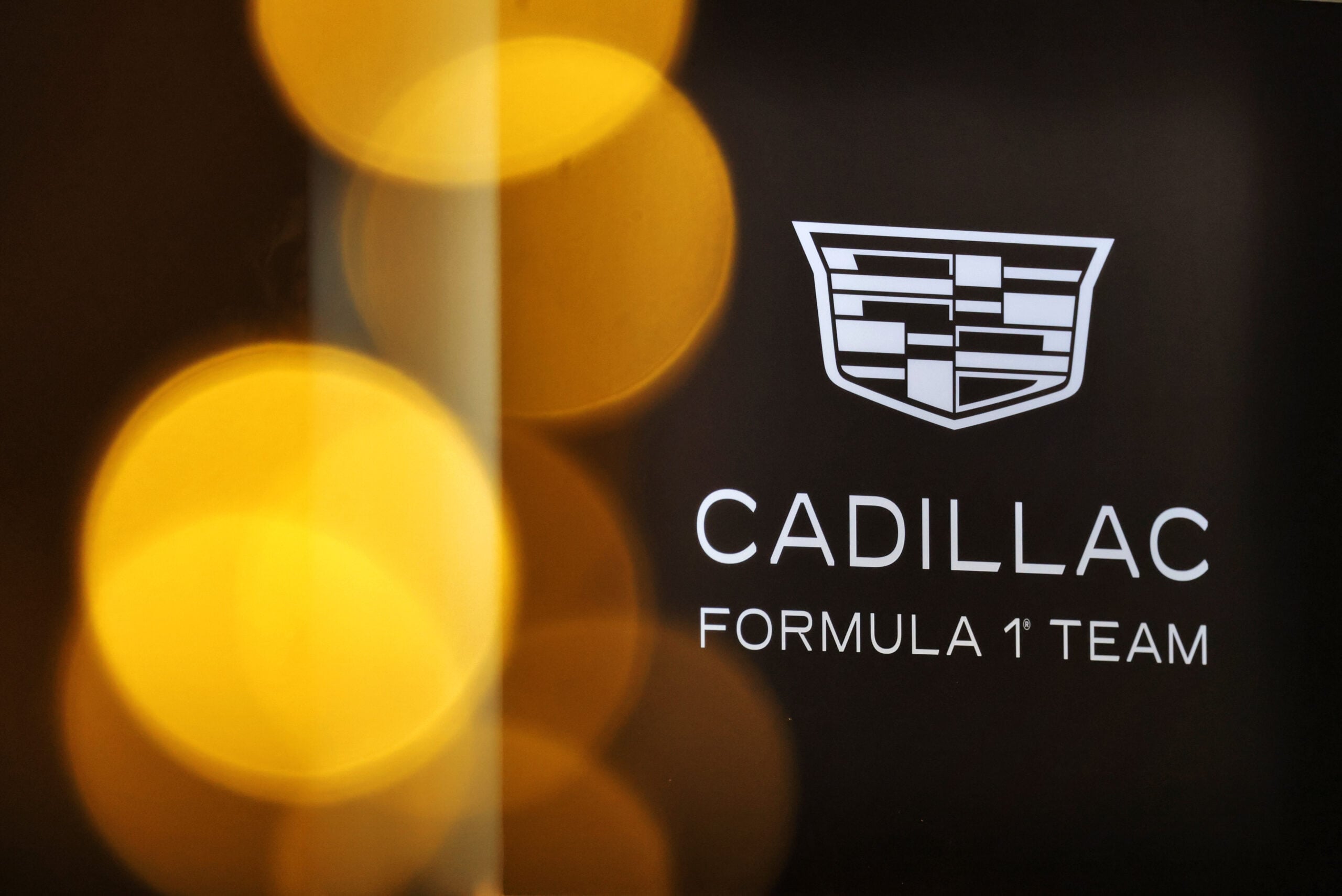 F1: Cadillac muda foco e vê Ugochukwu como alternativa para o futuro Paddock atmosphere - Cadillac Formula 1 Team logo.