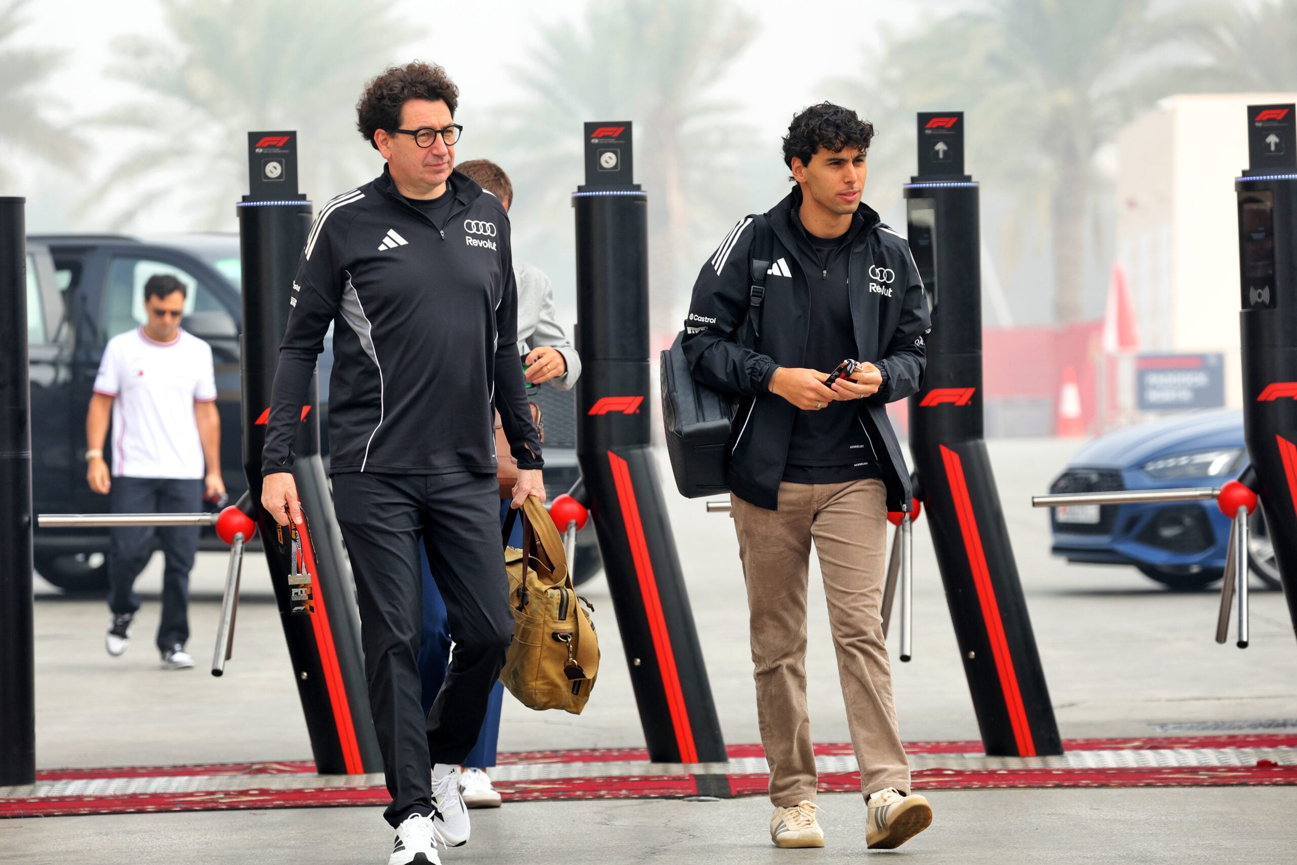 F1: Binotto revela pergunta inusitada a Bortoleto na Audi (L to R): Mattia Binotto (ITA) Audi F1 Team Motorsport Chief Operating and Chief Technical Officer with Gabriel Bortoleto (BRA) Audi F1 Team.