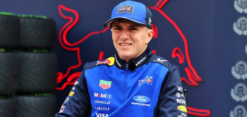 F1: Hadjar larga do pit lane após mudanças no carro
