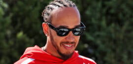F1: Hamilton pilota modelo especial da Ferrari e viraliza nas redes sociais