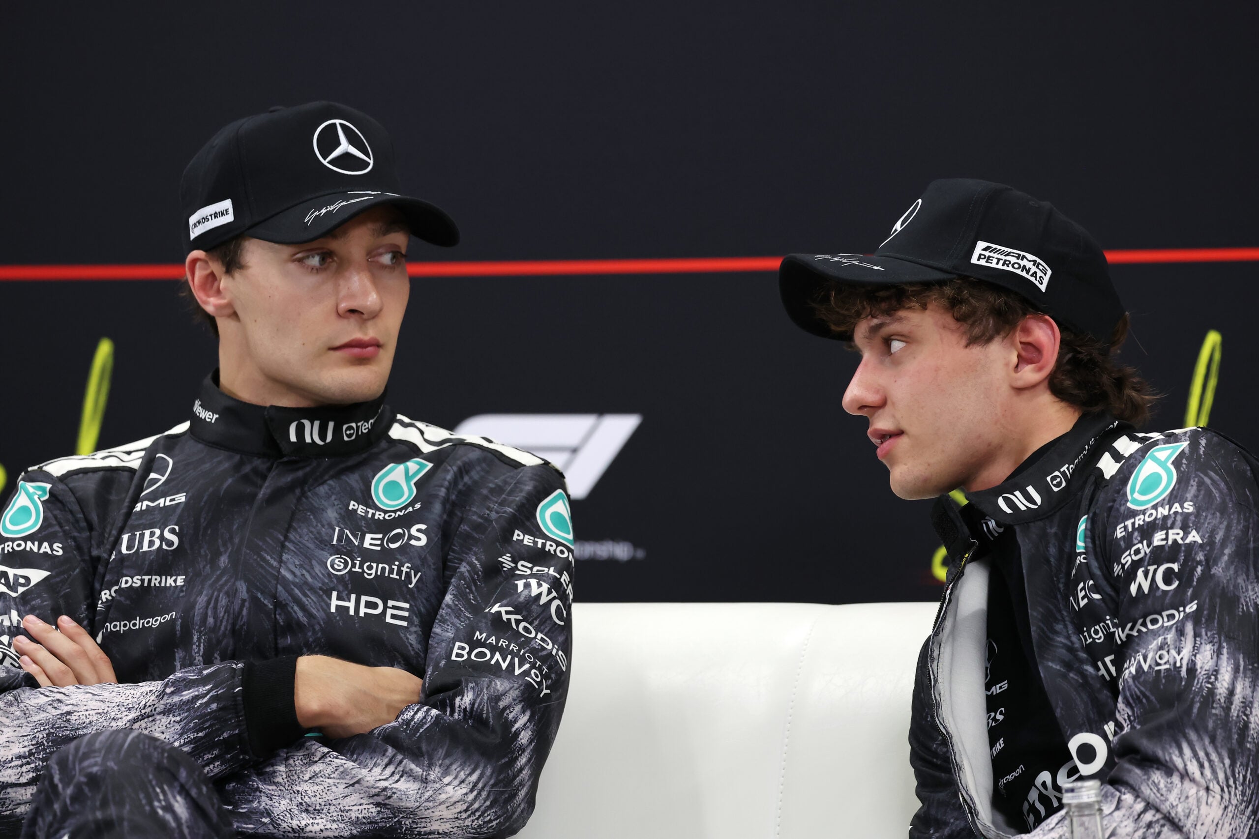F1: Naomi Schiff vê Wolff pronto para controlar briga interna na Mercedes (L to R): George Russell (GBR) Mercedes AMG Formula One Team and Andrea Kimi Antonelli (ITA) Mercedes AMG Formula One Team in the post qualifying FIA Press Conference.