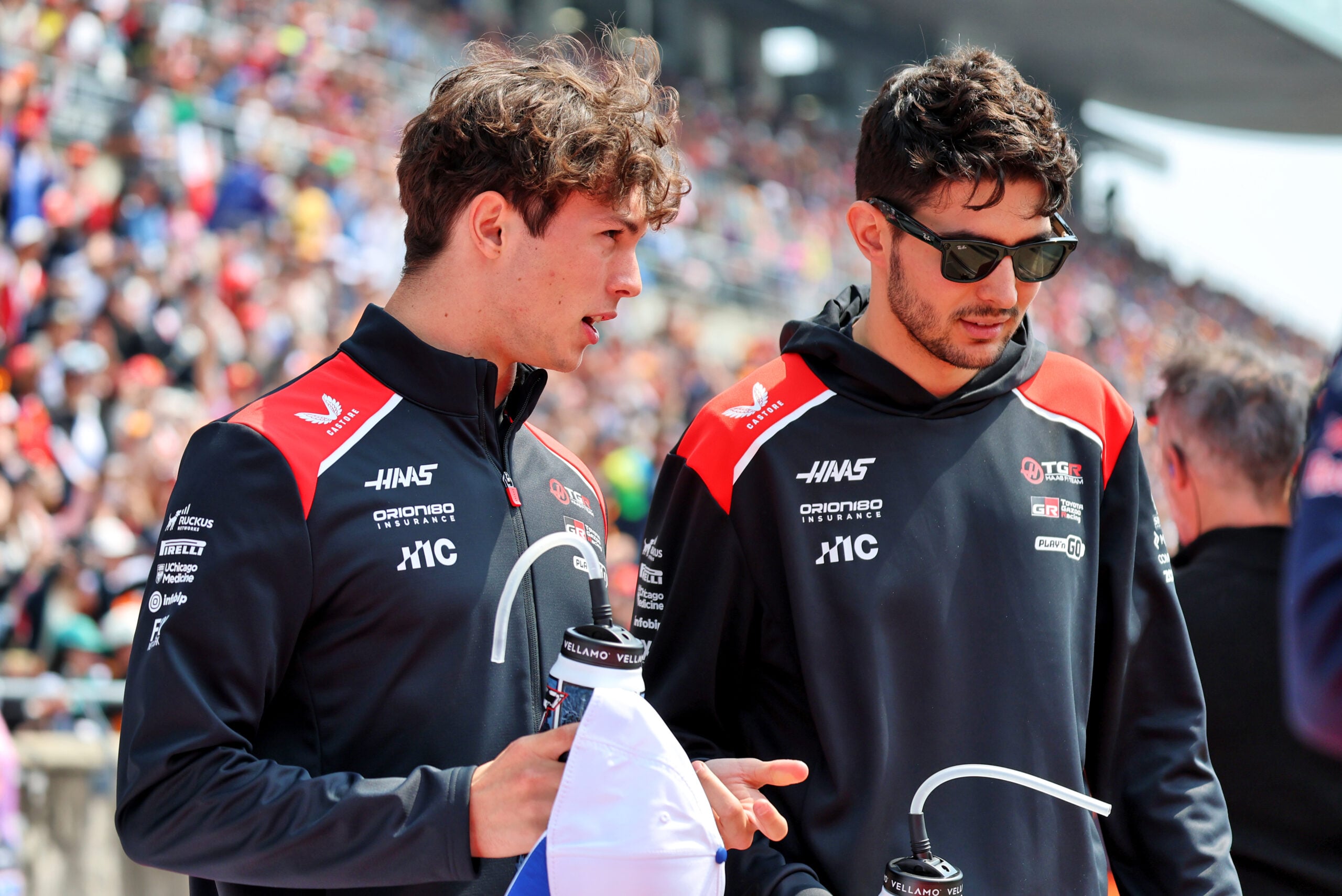 F1: Ocon diz ser "incrível" ser companheiro de Bearman: "Clima bom entre nós" (L to R): Oliver Bearman (GBR) Haas F1 Team with Esteban Ocon (FRA) Haas F1 Team on the drivers' parade.