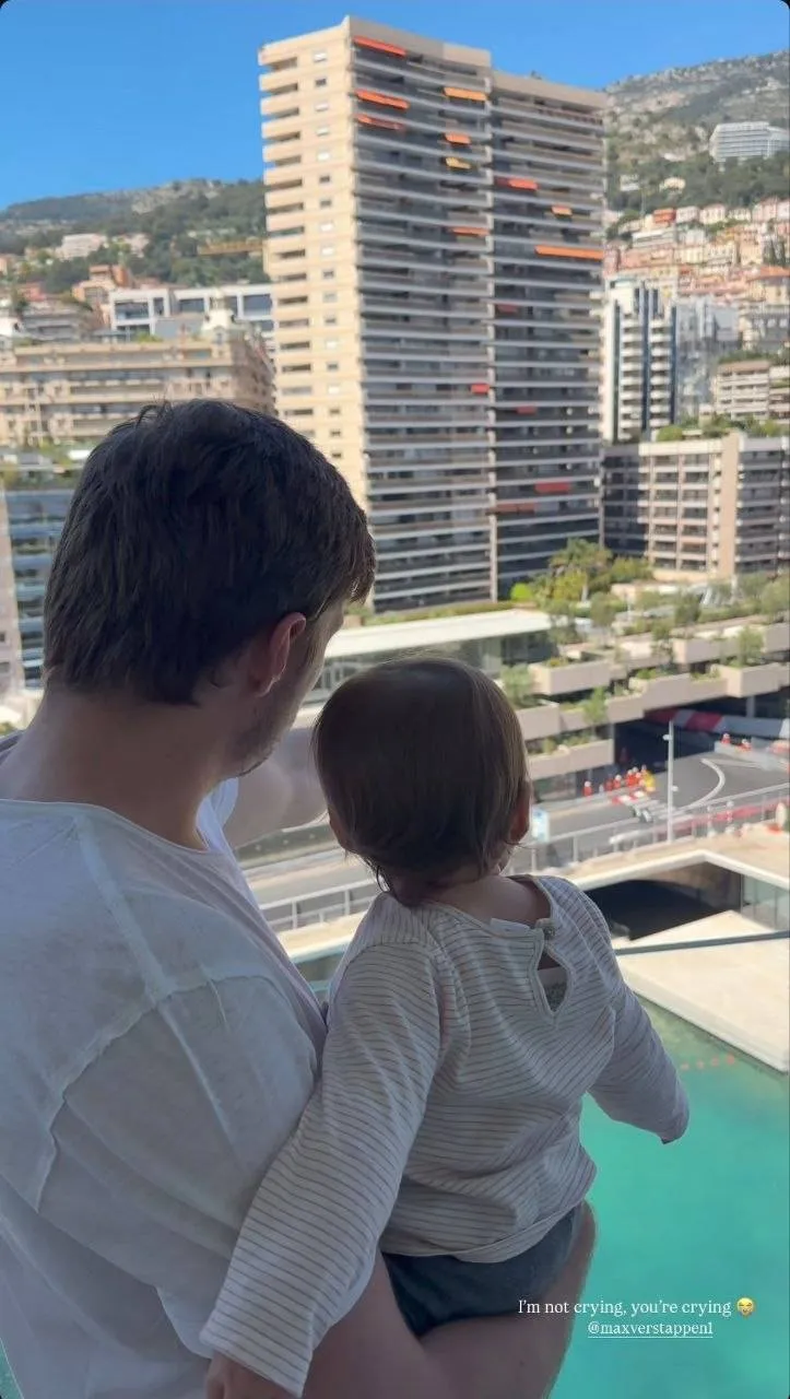 F1: Kelly Piquet compartilha imagem de Verstappen com filha Lily em Monte Carlo