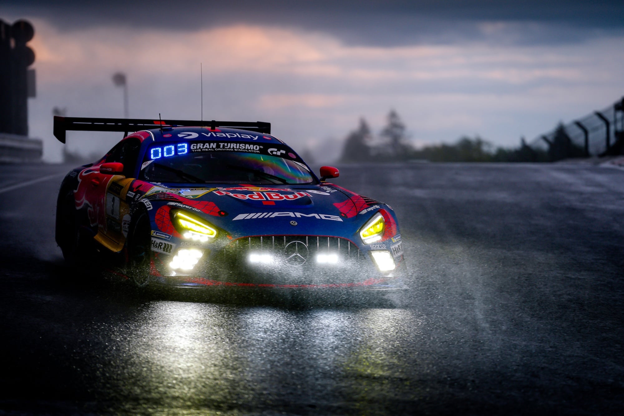 F1: Verstappen sofre com chuva em estreia noturna no Nürburgring