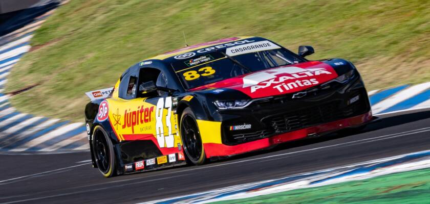 Em prova agitada, Casagrande leva a melhor na Sunset Race da NASCAR Brasil