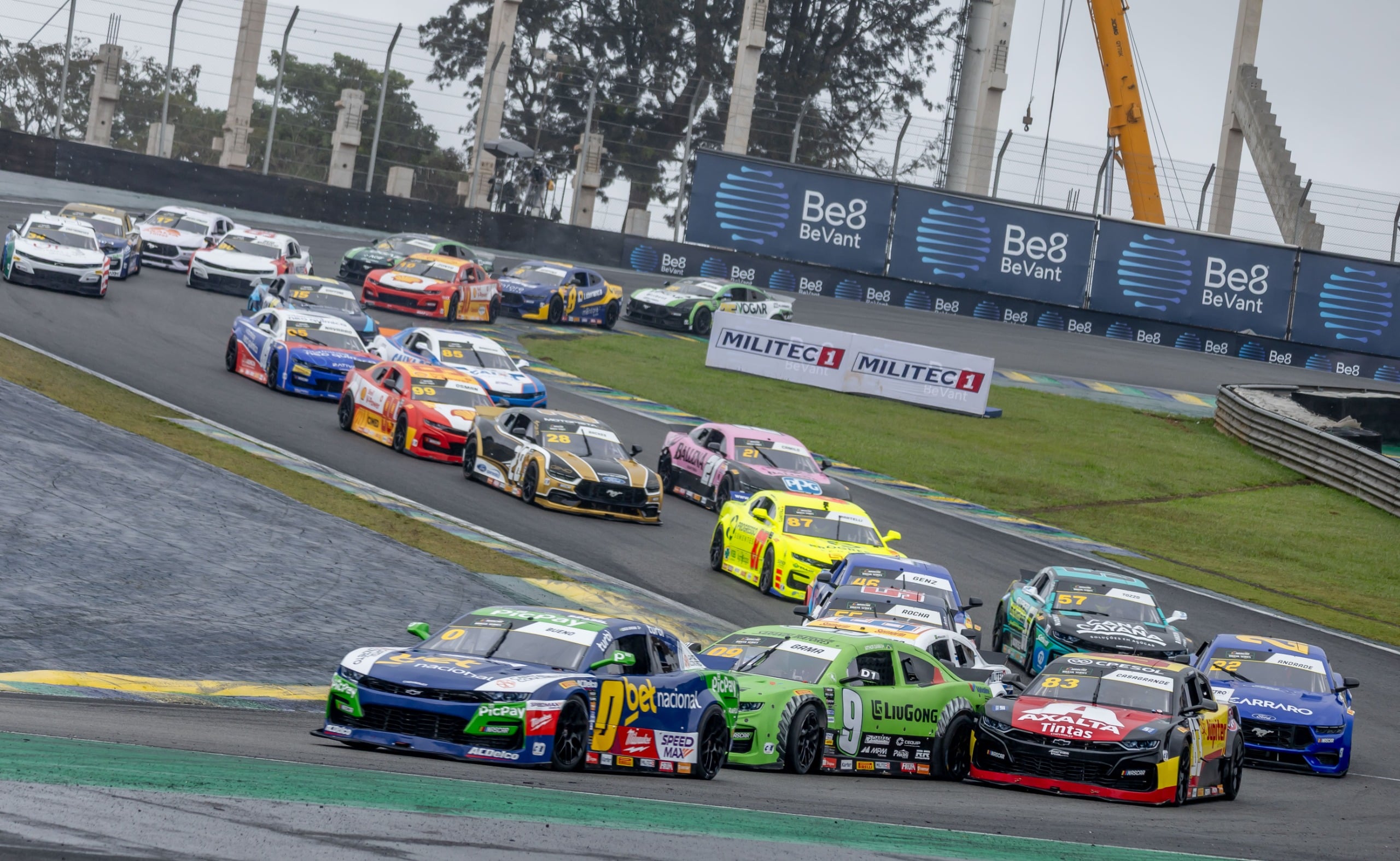 NASCAR Brasil: Costa arranca ultrapassagem no final e vence Corrida 2 por 0s092