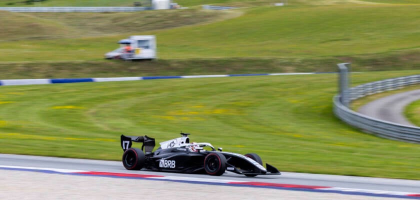 Pedro Clerot garante top-10 em primeiro dia de testes da F3 na Áustria