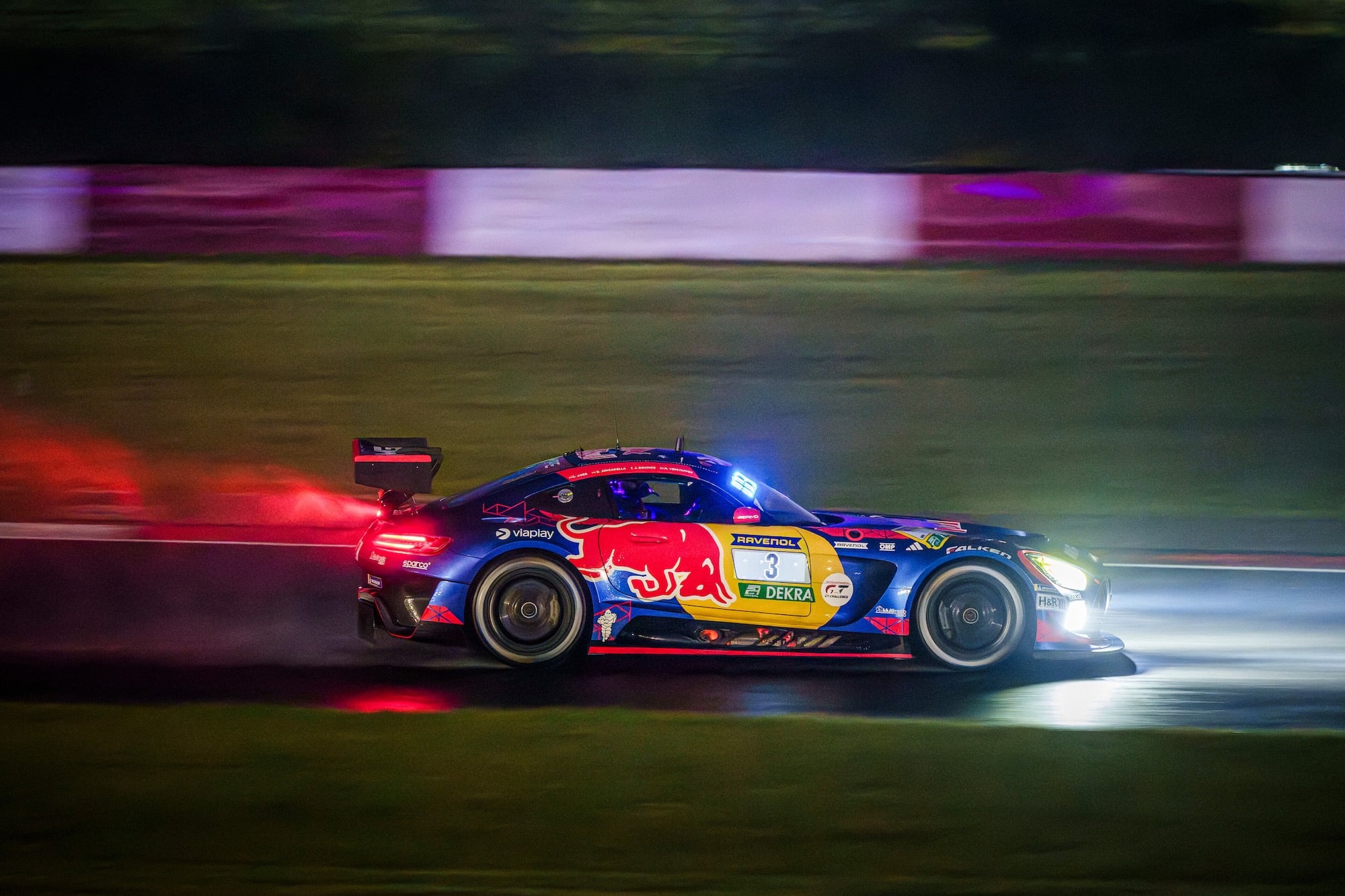 F1: Verstappen lidera Nürburgring após toque a 270 km/h