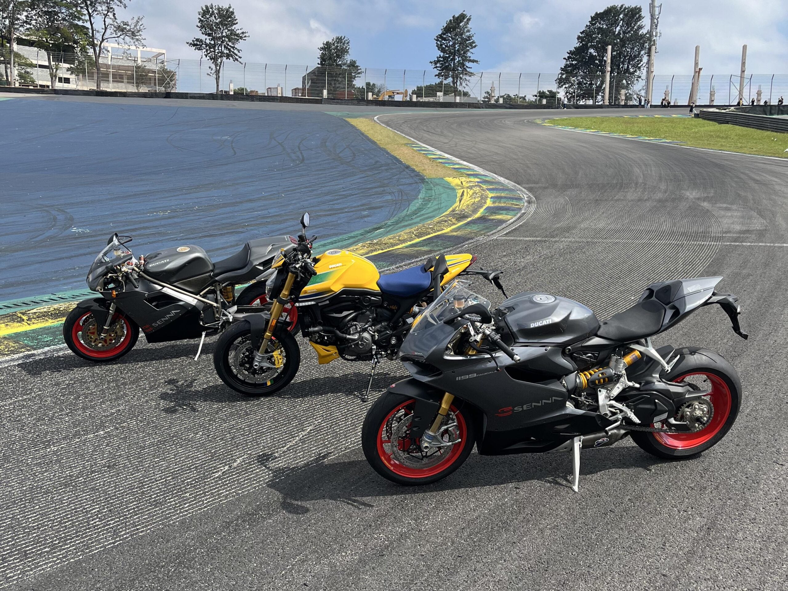 Ducati une motos em homenagem a Ayrton Senna pela primeira vez em Interlagos