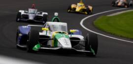 Caio Collet lidera Indy 500, briga pelo top 10 e bate no fim