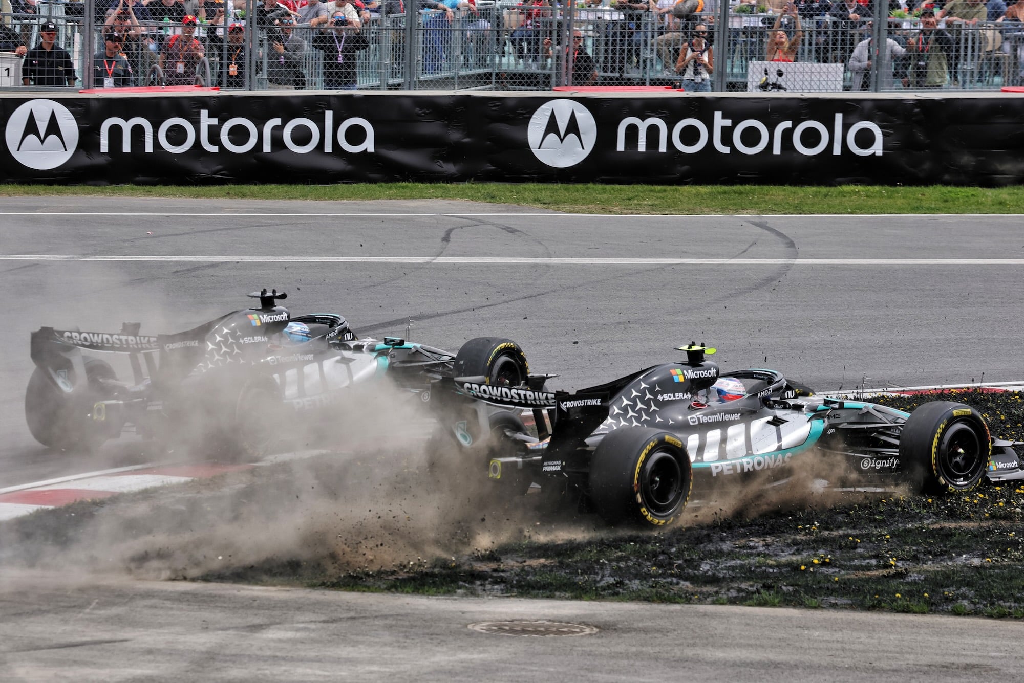George Russell (GBR) Mercedes AMG Formula One Team W17 and Andrea Kimi Antonelli (ITA) Mercedes AMG Formula One Team W17 battle for the lead of the Sprint race.