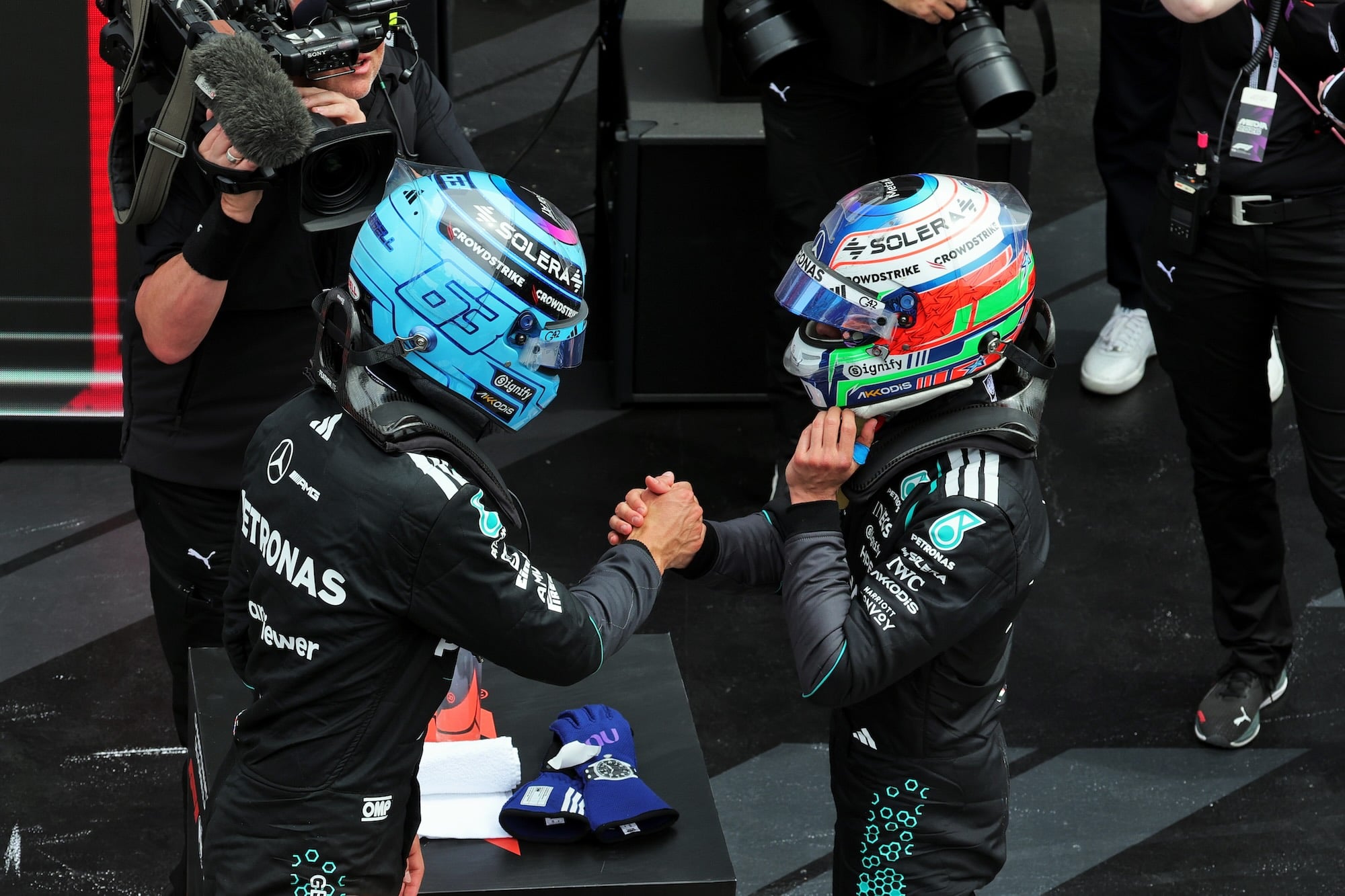 F1: Antonelli diz que vai "rever" briga com Russell na Sprint no Canadá (L to R): Race winner George Russell (GBR) Mercedes AMG Formula One Team celebrates in Sprint parc ferme with third placed team mate Andrea Kimi Antonelli (ITA) Mercedes AMG Formula One Team.