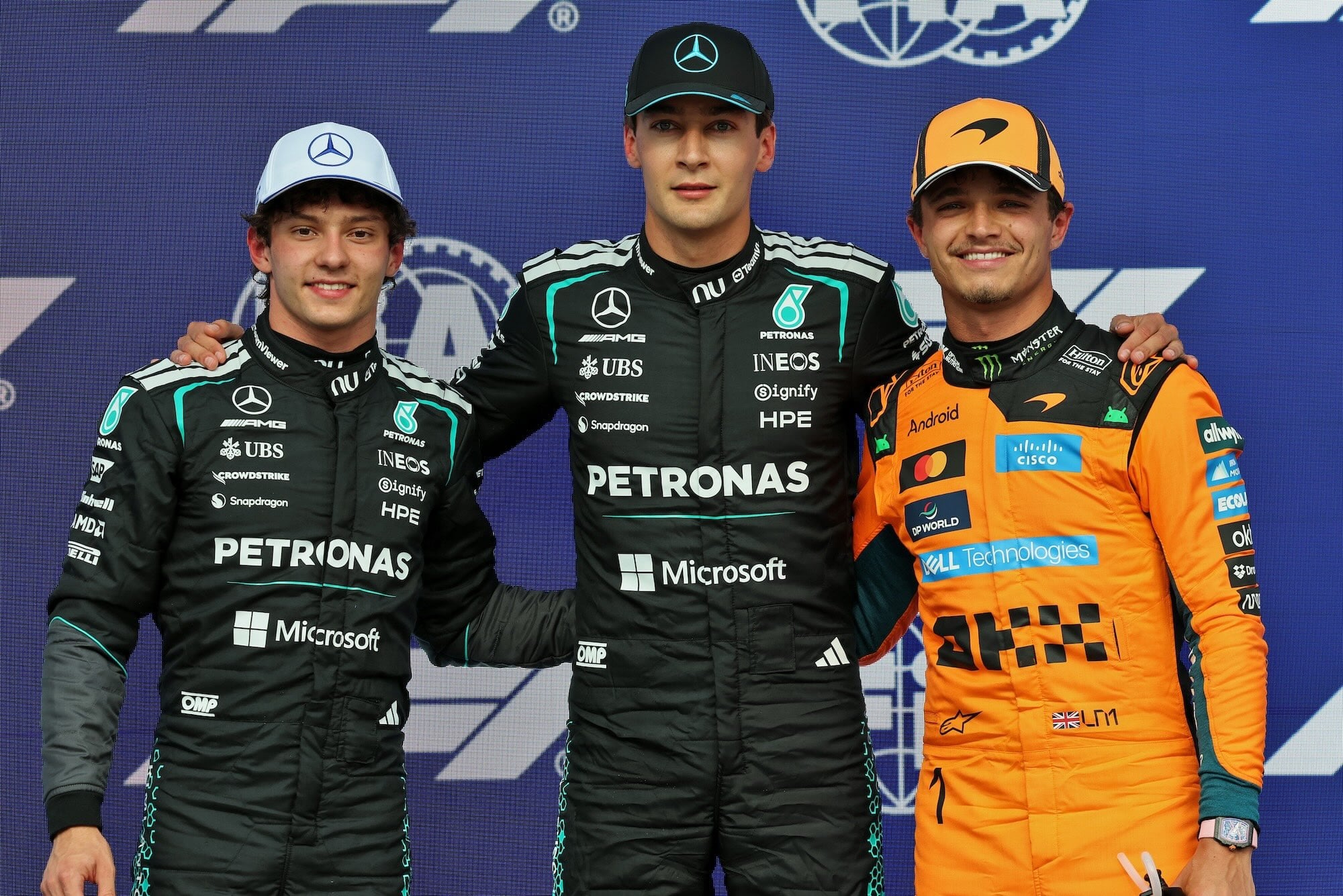 F1: FIA divulga o grid de largada oficial do GP do Canadá 2026 Qualifying top three in parc ferme (L to R): Andrea Kimi Antonelli (ITA) Mercedes AMG Formula One Team, second; George Russell (GBR) Mercedes AMG Formula One Team, pole position; Lando Norris (GBR) McLaren F1 Team, third.