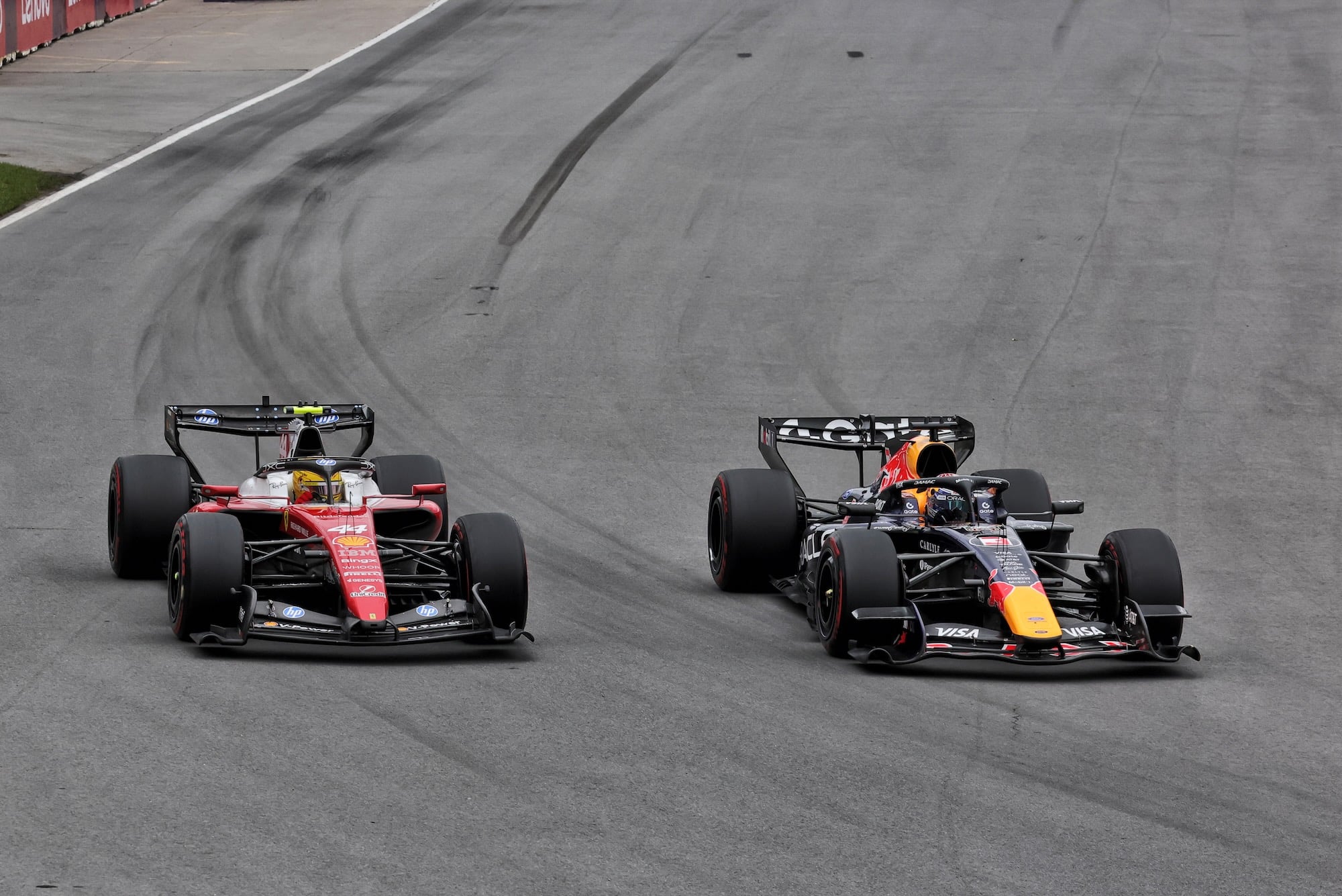 F1: Hamilton e Verstappen movimentaram GP do Canadá com boa disputa Lewis Hamilton (GBR) Scuderia Ferrari SF-26 and Max Verstappen (NLD) Red Bull Racing RB22 battle for position.