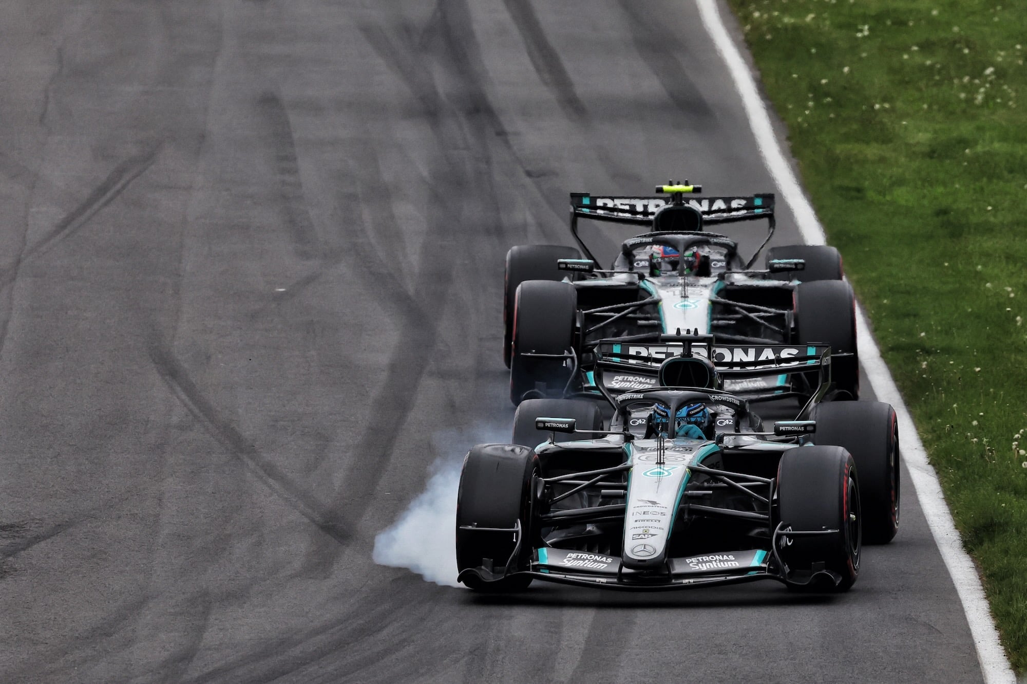 F1: Brundle defende Russell e diz que “a roda vai girar” na temporada 2026 George Russell (GBR) Mercedes AMG Formula One Team W17 locks up under braking ahead of Andrea Kimi Antonelli (ITA) Mercedes AMG Formula One Team W17.