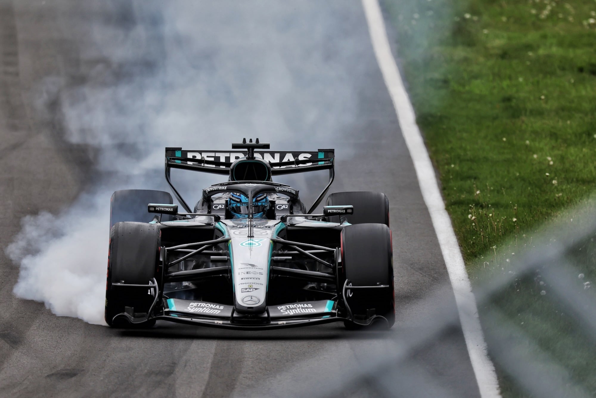 F1 hoje: Russell punido e McLaren admite erro no Canadá