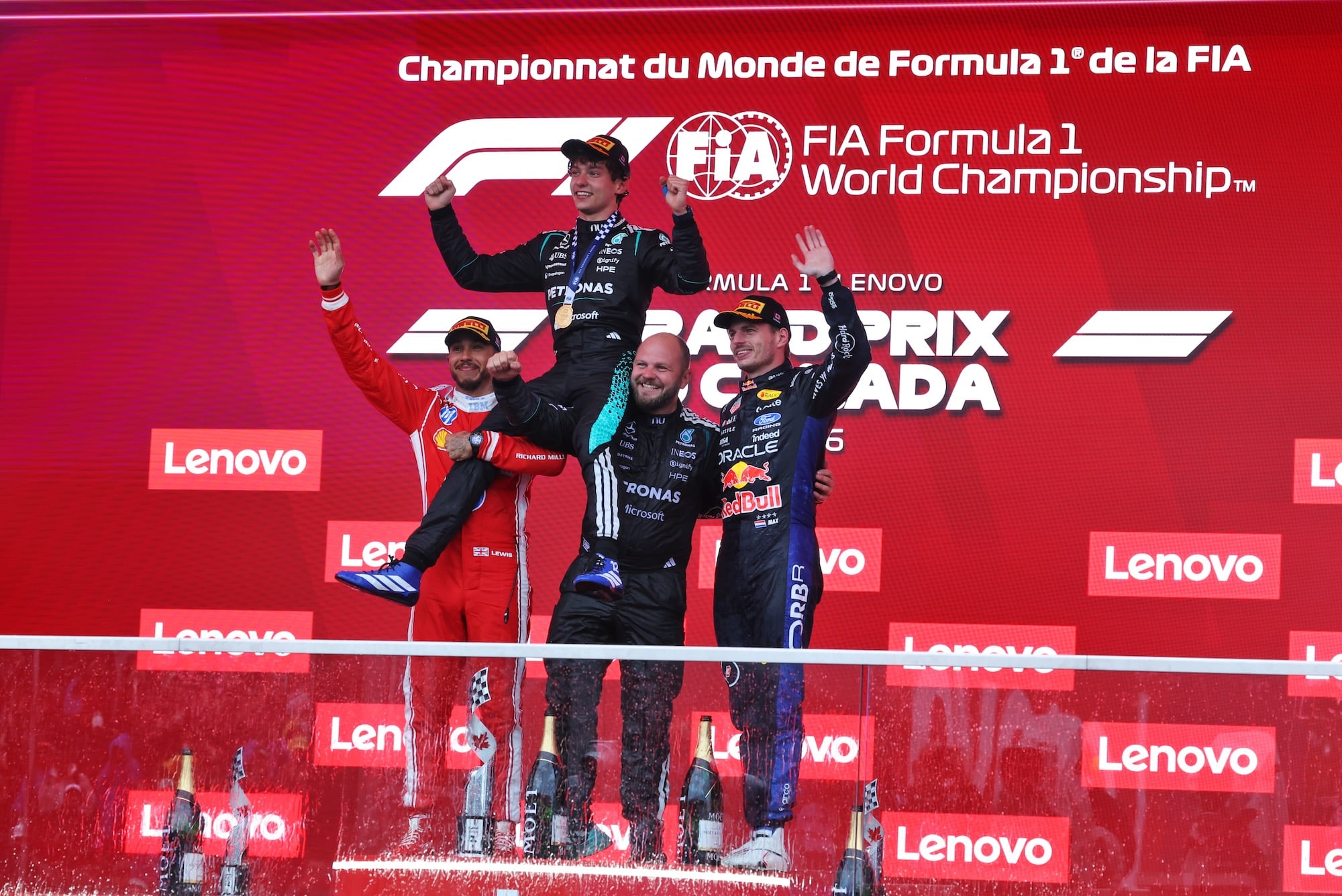Análise: a Fórmula 1 escolheu seu novo vilão no GP do Canadá The podium (L to R): Lewis Hamilton (GBR) Scuderia Ferrari, second; Andrea Kimi Antonelli (ITA) Mercedes AMG Formula One Team, race winner; Dean Hale (GBR) Mercedes AMG F1 Formula One Team Senior Travelling Composite Technician; Max Verstappen (NLD) Red Bull Racing, third.
