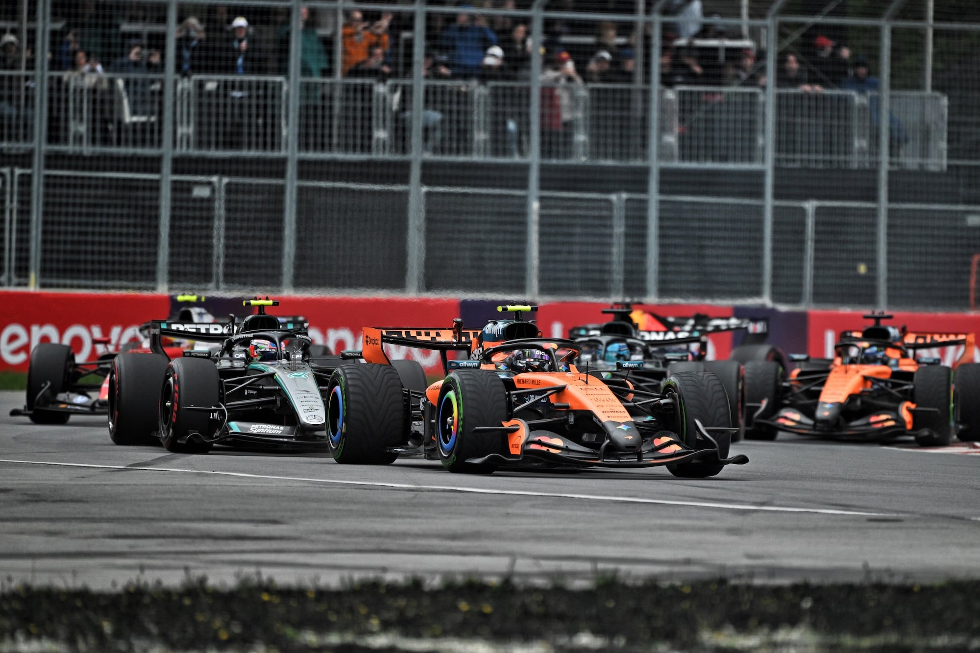 F1: McLaren revela motivo de abandono de Norris no GP do Canadá Lando Norris (GBR) McLaren F1 Team MCL40 leads at the start of the race.