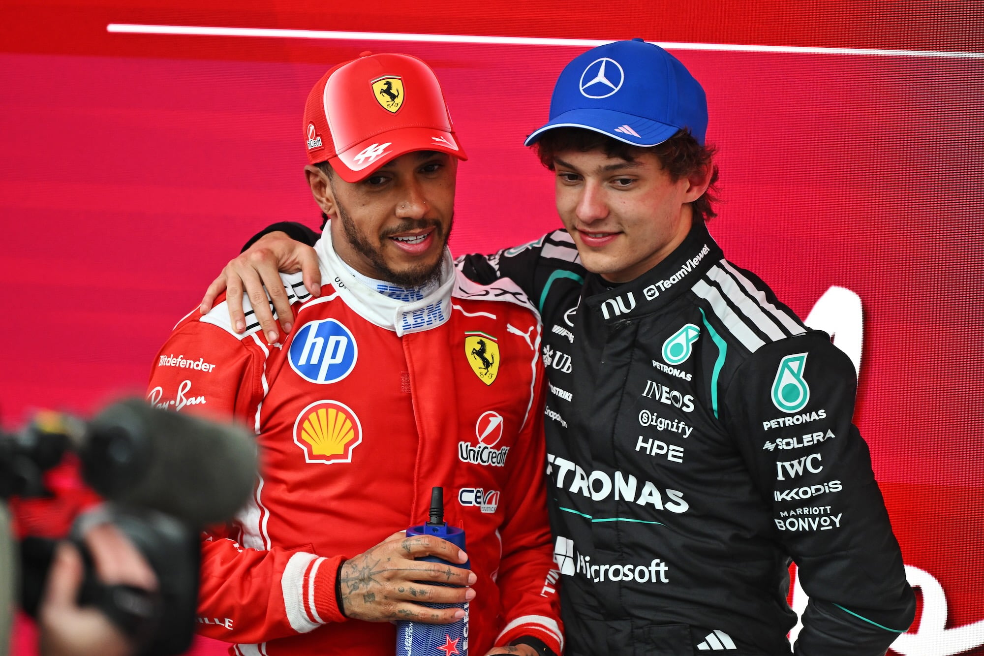 F1: Hamilton aponta fraqueza da Ferrari contra Mercedes (L to R): Lewis Hamilton (GBR) Scuderia Ferrari celebrates with race winner Andrea Kimi Antonelli (ITA) Mercedes AMG Formula One Team in parc ferme.