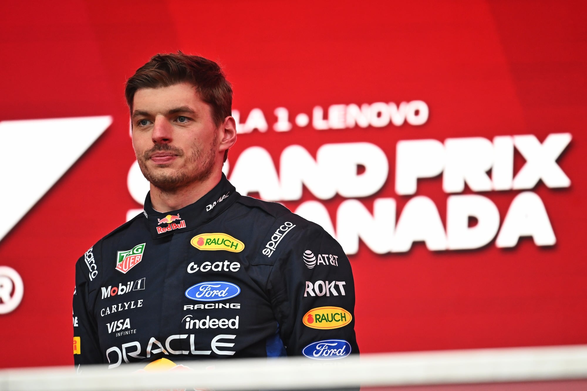 F1: Red Bull pressiona e quer resposta rápida de Verstappen sobre futuro Max Verstappen (NLD) Red Bull Racing celebrates his third position on the podium.