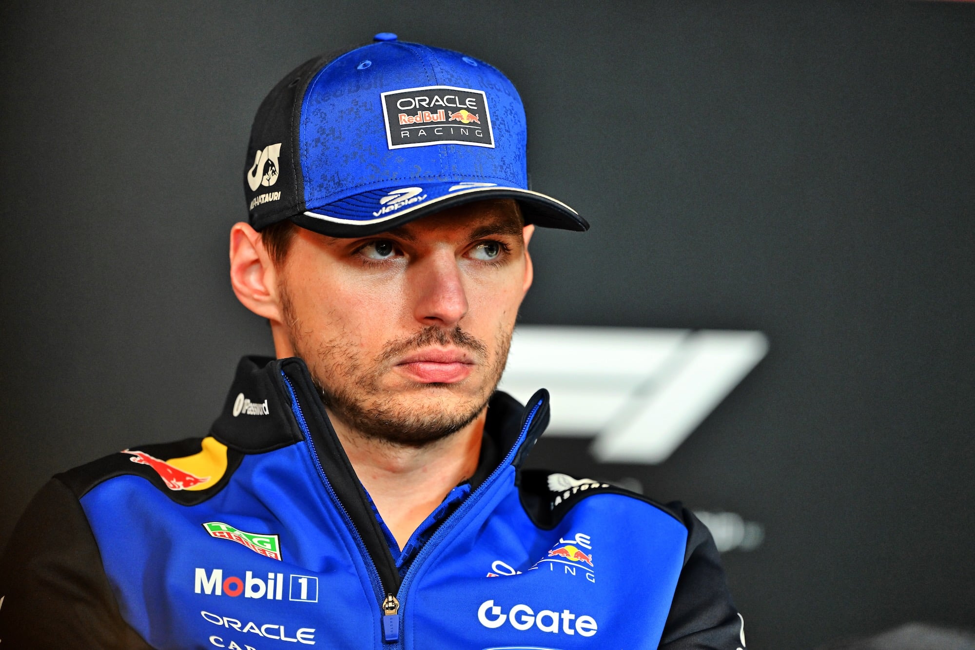 F1: Honda evita decisão e futuro de Verstappen fica em aberto Max Verstappen (NLD) Red Bull Racing in the post race FIA Press Conference.