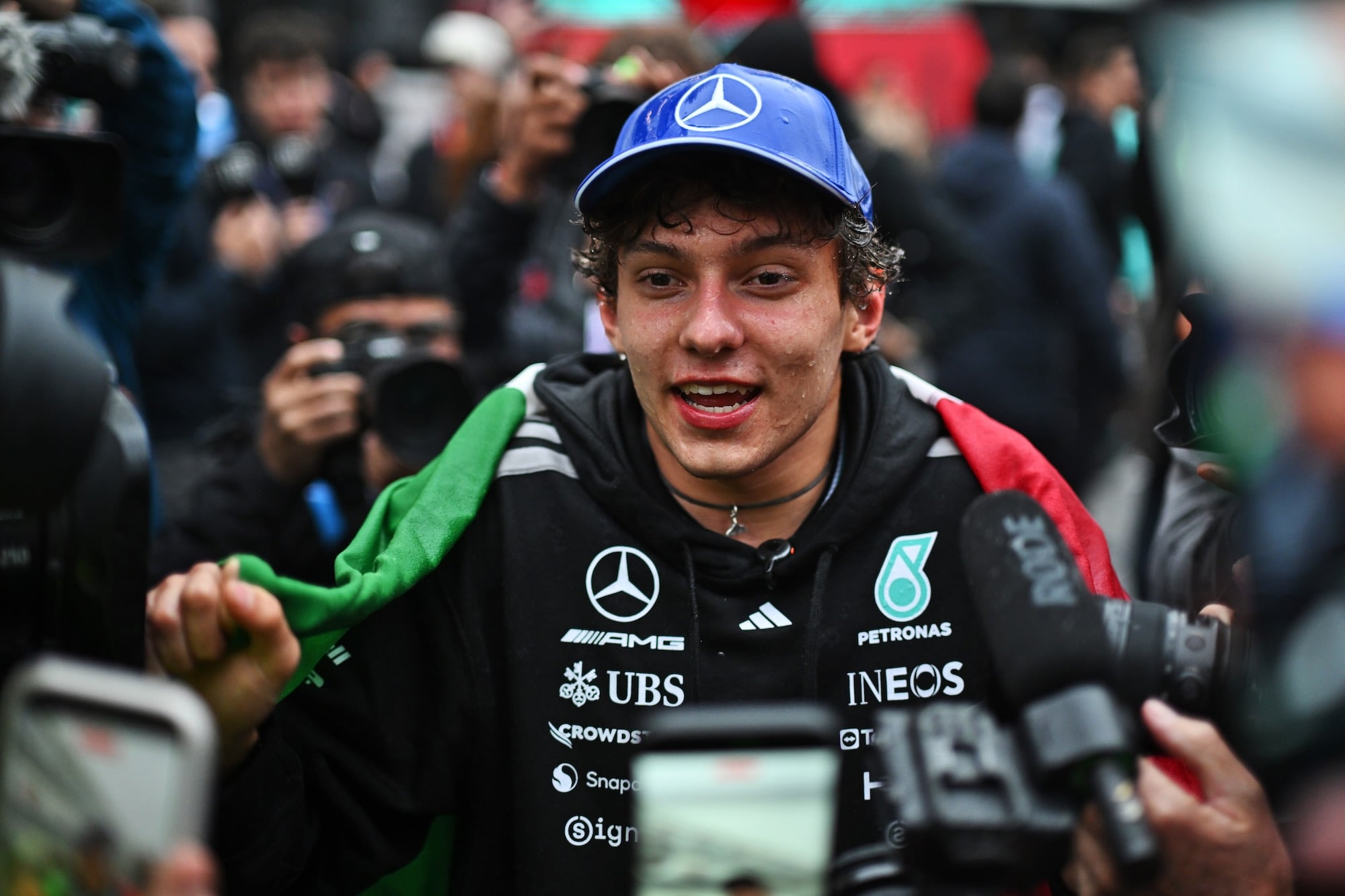 F1: Villeneuve alerta Antonelli sobre briga pelo título: "Manter a cabeça fria" Race winner Andrea Kimi Antonelli (ITA) Mercedes AMG Formula One Team celebrates with the team.
