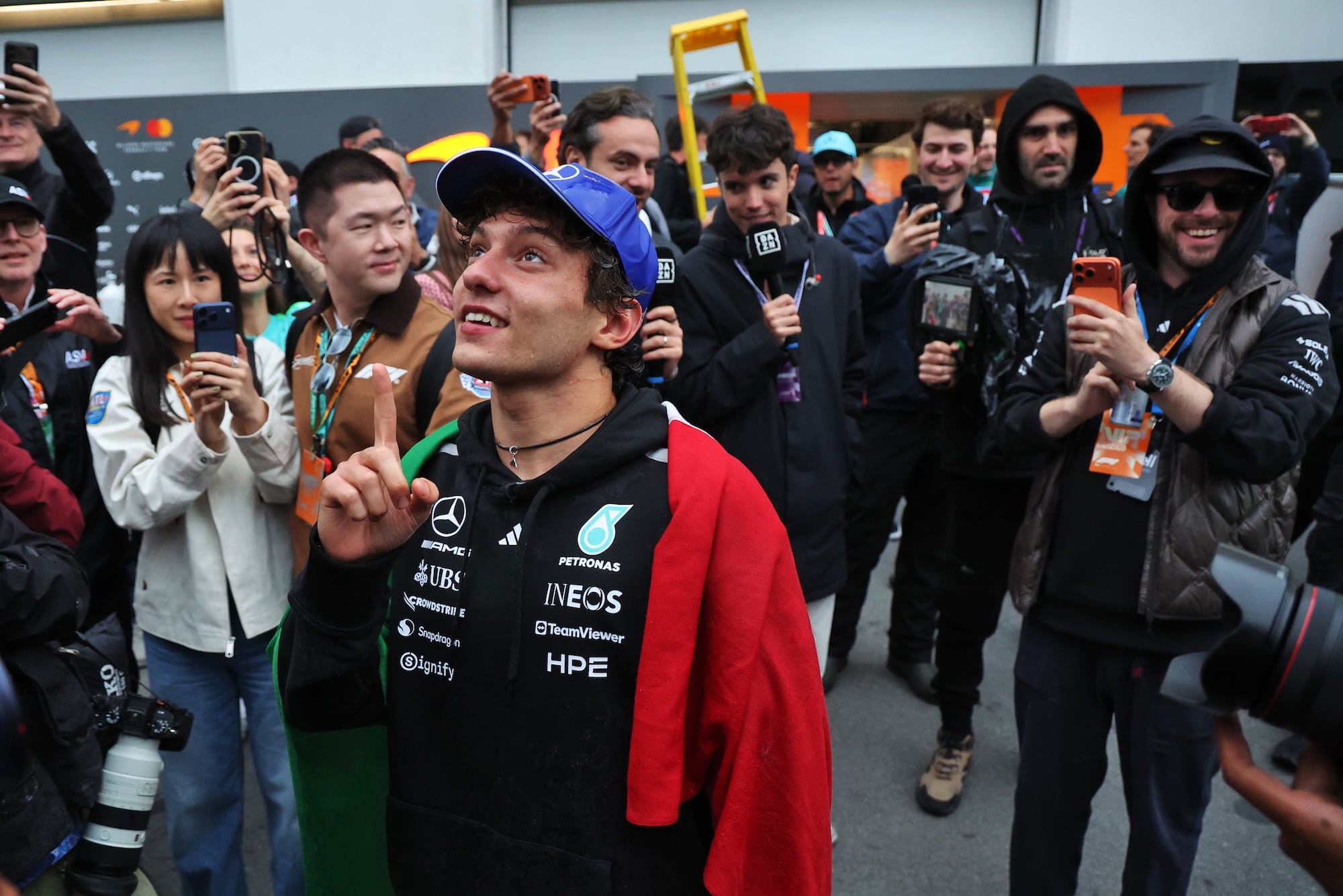 F1: Antonelli diz que briga com Russell no Canadá "foi no limite" Race winner Andrea Kimi Antonelli (ITA) Mercedes AMG Formula One Team celebrates with the team.