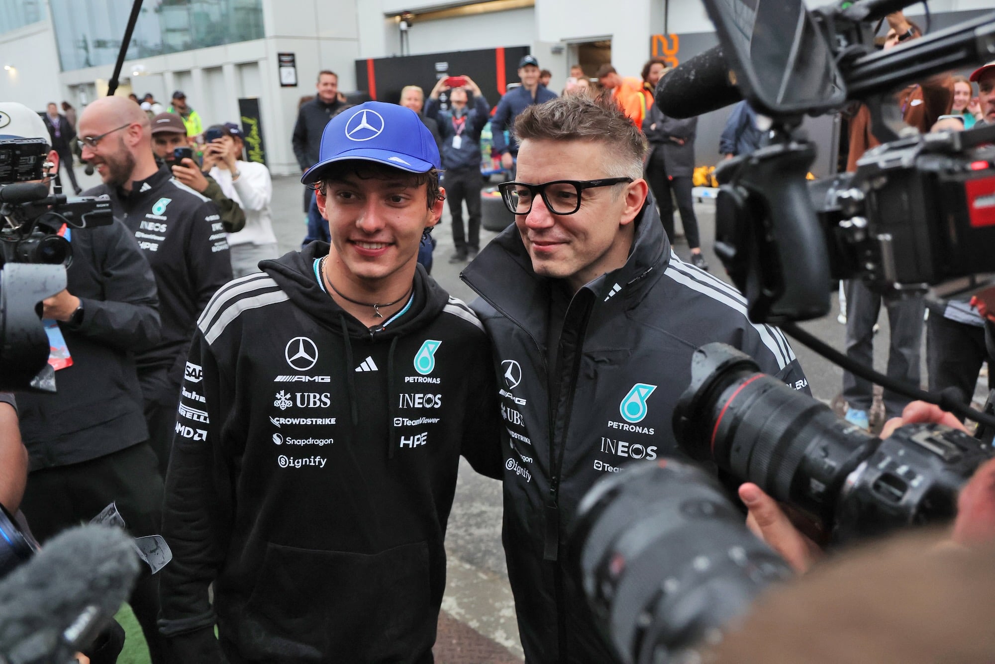 F1: Wolff revela o trunfo por trás do sucesso de Antonelli Race winner Andrea Kimi Antonelli (ITA) Mercedes AMG Formula One Team celebrates with Peter Bonnington (GBR) Mercedes AMG Formula One Team Race Engineer.