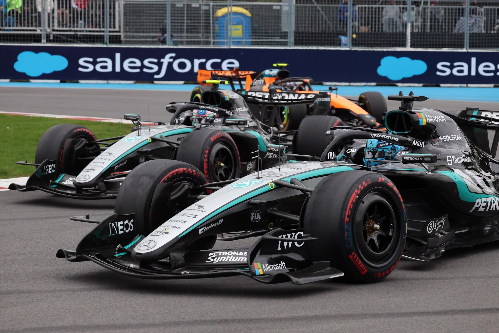 F1: Antonelli acredita que disputa com Russell seguiria até a última volta no Canadá George Russell (GBR) Mercedes AMG F1 W16 and Andrea Kimi Antonelli (ITA) Mercedes AMG F1 W15.