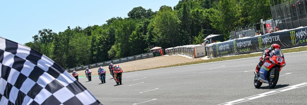 Moto3: Hakim Danish escala pelotão e vence GP da Tchéquia Moto3: Hakim Danish escala pelotão e vence GP da Tchéquia