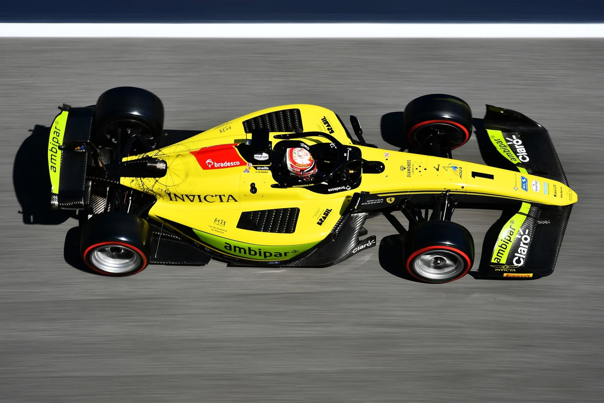 F2: Câmara acerta estratégia e vence corrida principal em Barcelona
