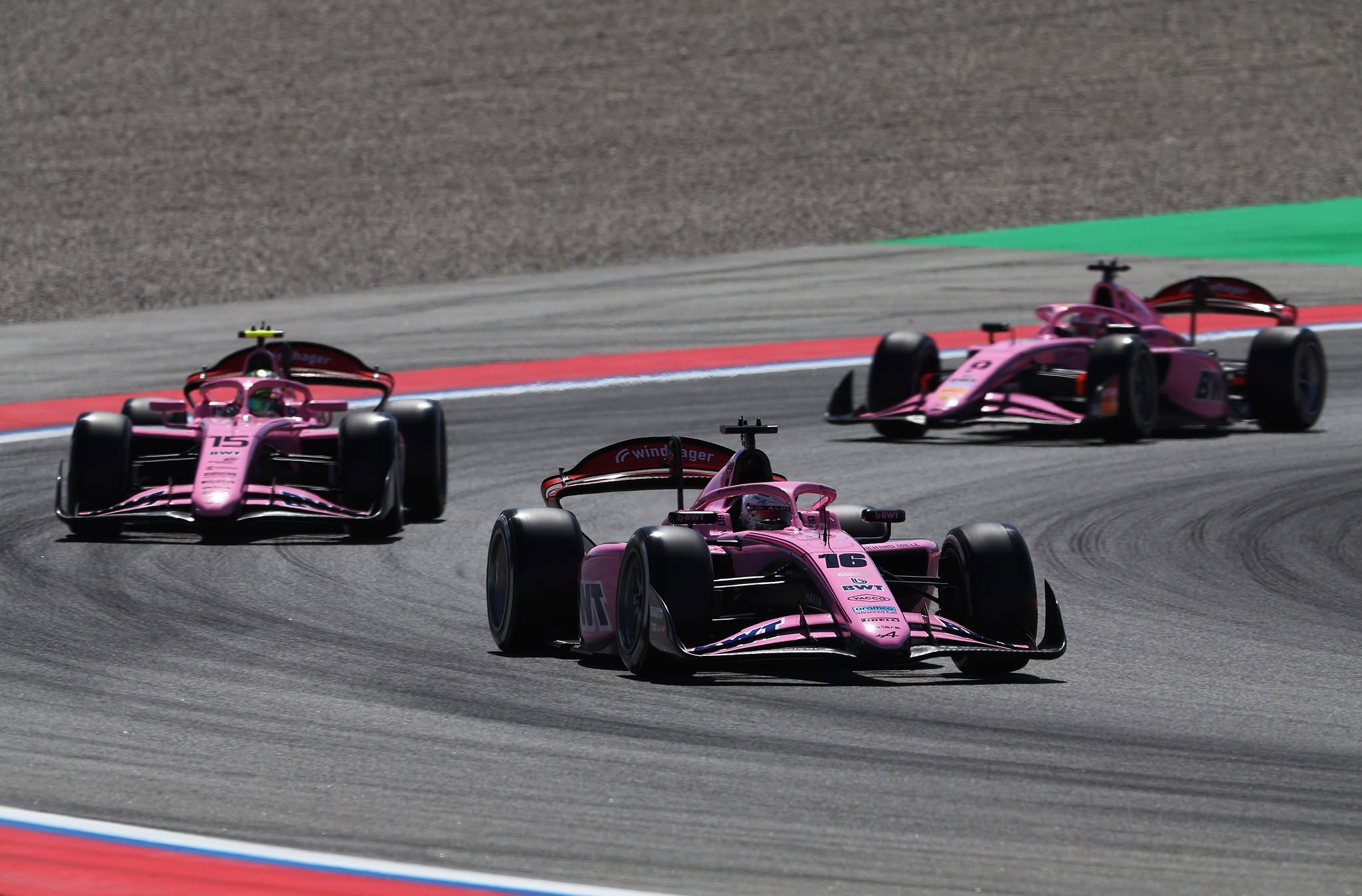 F2: Maini vence de forma dominante Sprint em Barcelona. Câmara pontua Kush Maini