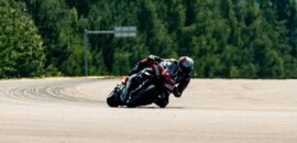 Bezzecchi agride fiscal durante Sprint e é suspenso do GP da Tchéquia de MotoGP