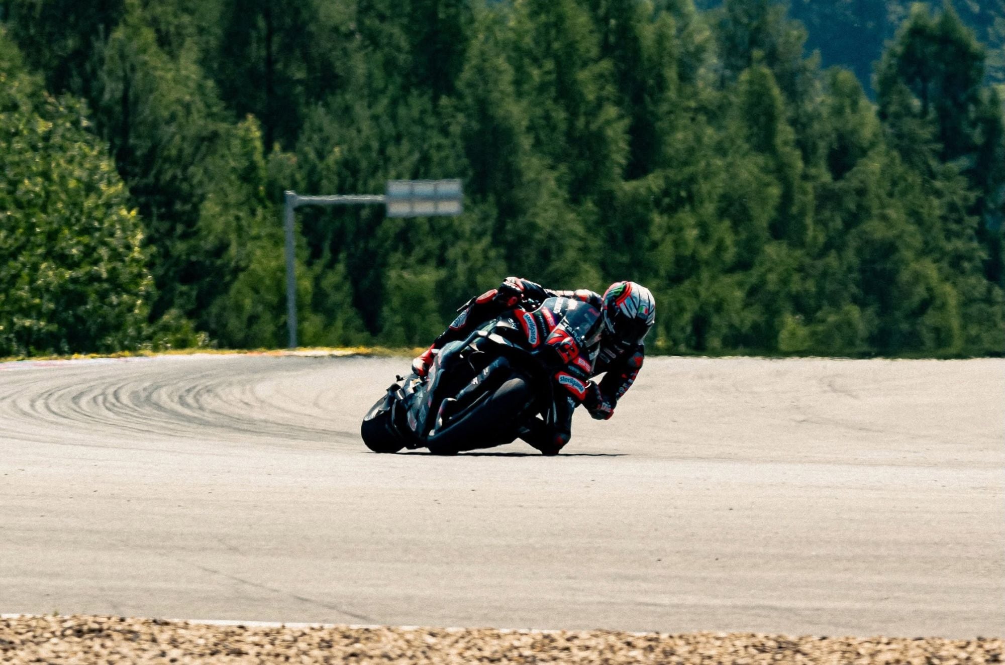 Bezzecchi agride fiscal durante Sprint e é suspenso do GP da Tchéquia de MotoGP