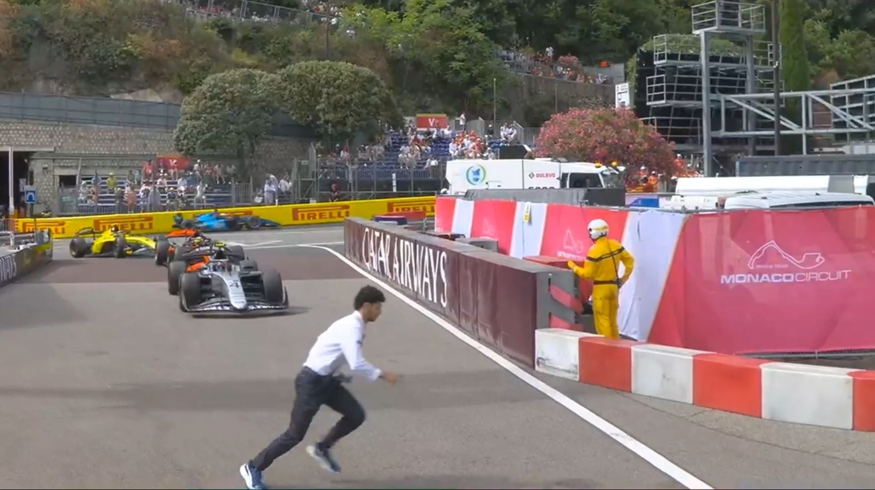 F2: Susto nos boxes em Mônaco quase termina em acidente