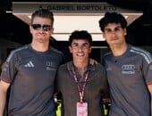 F1: Marc Márquez visita box da Audi e entra no carro de Bortoleto