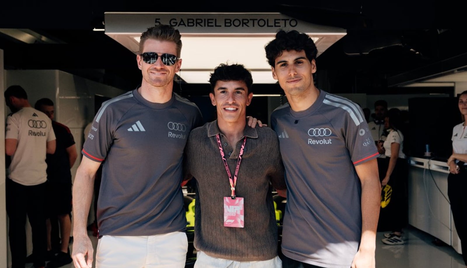 F1: Marc Márquez visita box da Audi e entra no carro de Bortoleto