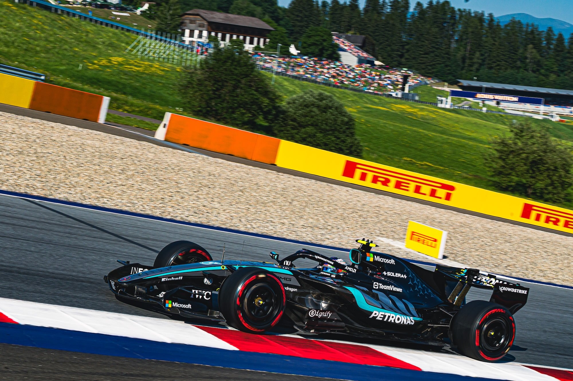 F1 hoje: Mercedes lidera treinos e pacotes agitam Áustria