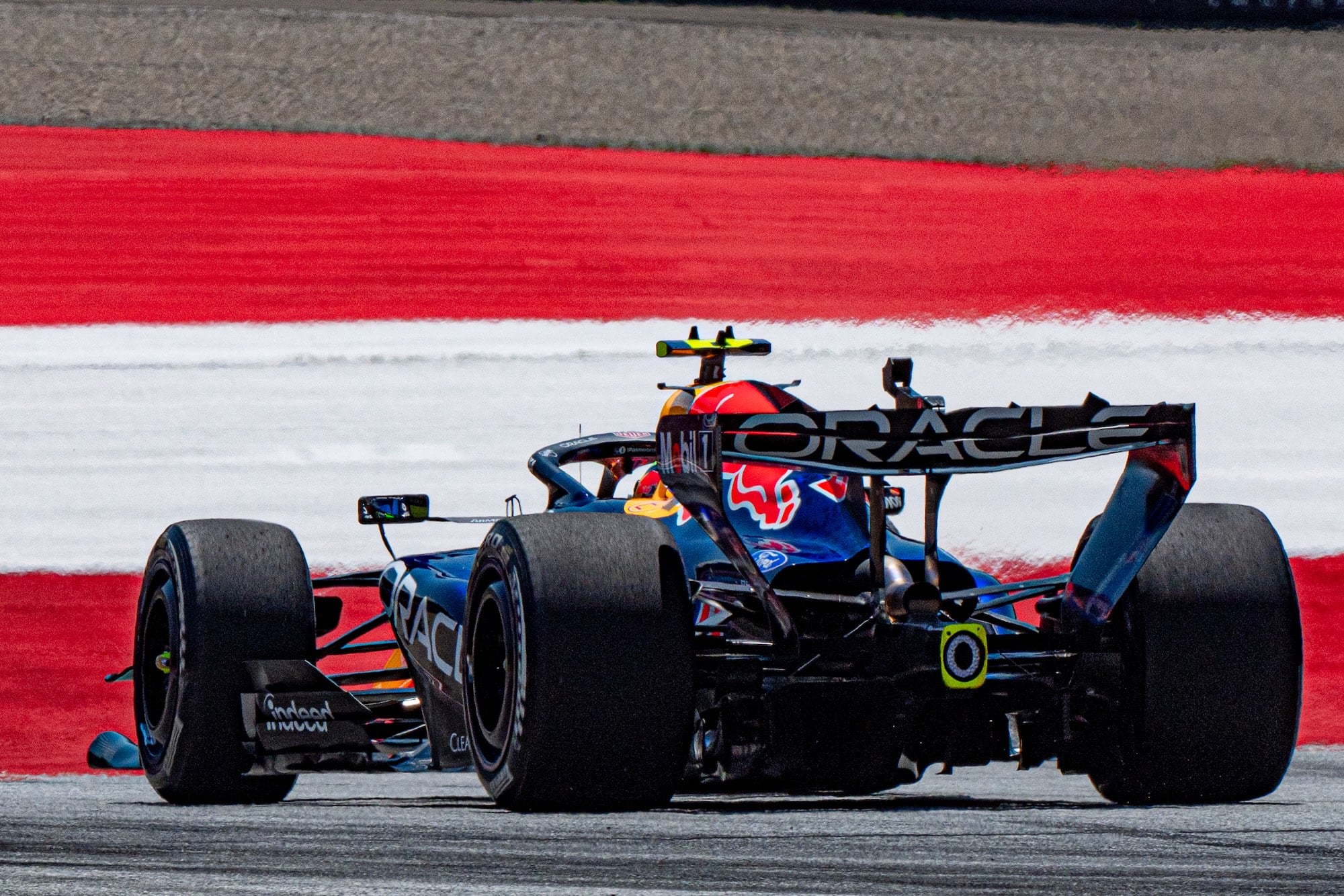 F1: Hadjar admite que facilitou ultrapassagem de Verstappen