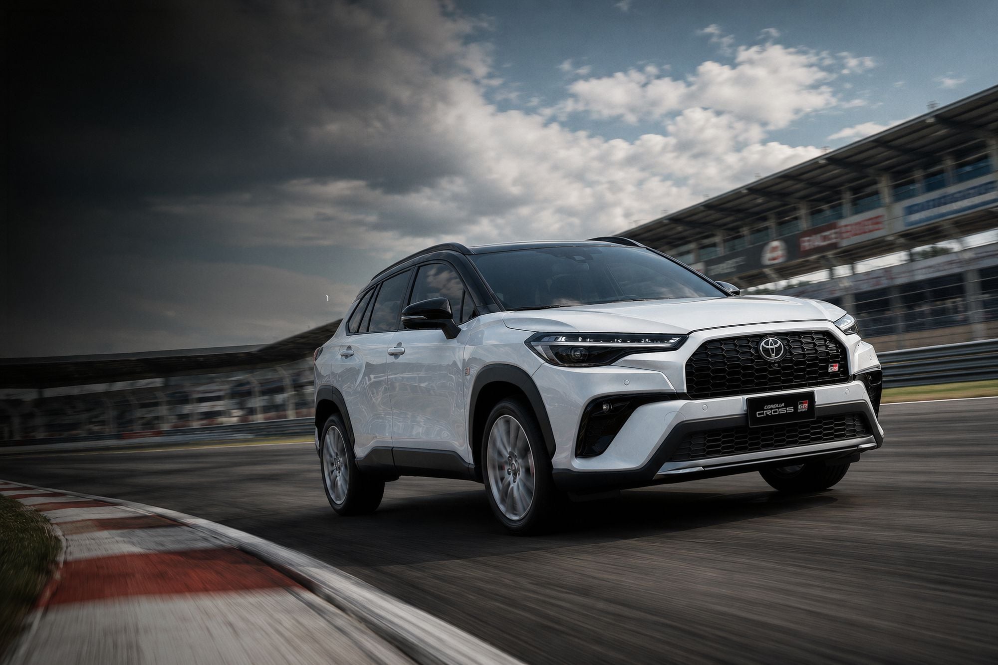 Toyota Corolla Cross é atualizado para linha 2027 e versão GR Sport do SUV traz novo visual Toyota Corolla Cross