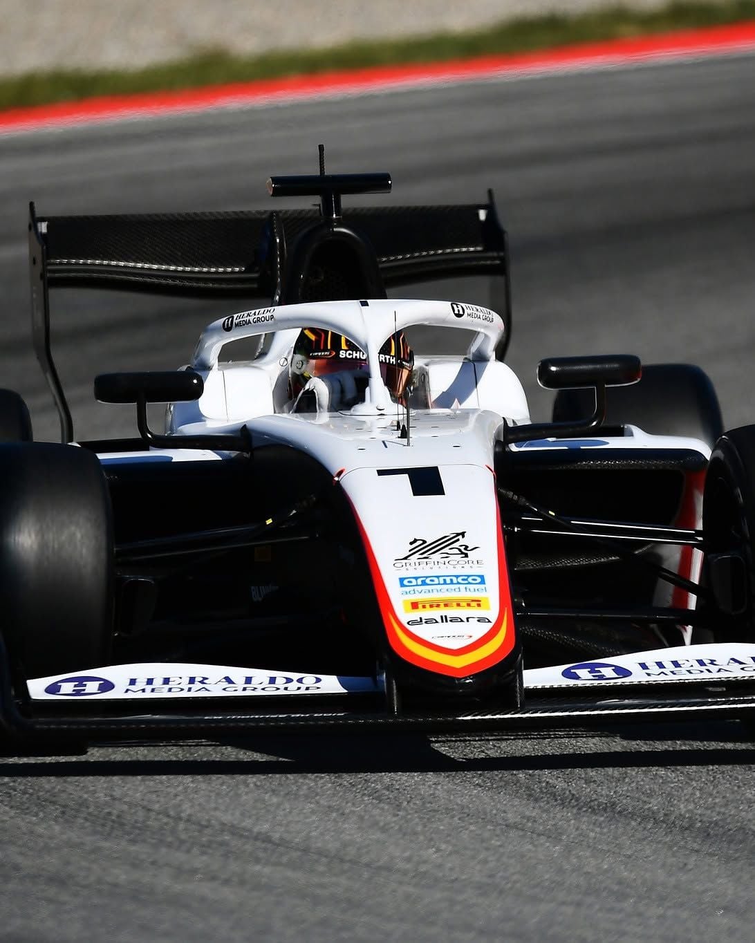 Nael bate Ugochukwu e fatura pole da F3 em Barcelona Theóphile Nael