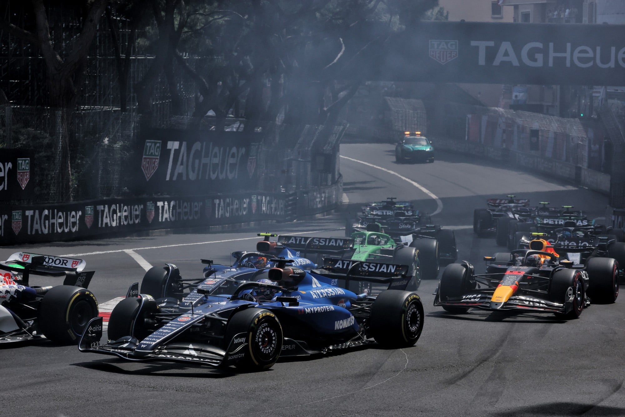 F1: FIA investiga e convoca alguns pilotos após sessão de classificação Alexander Albon (THA) Atlassian Williams Racing FW47 at the start of the race.