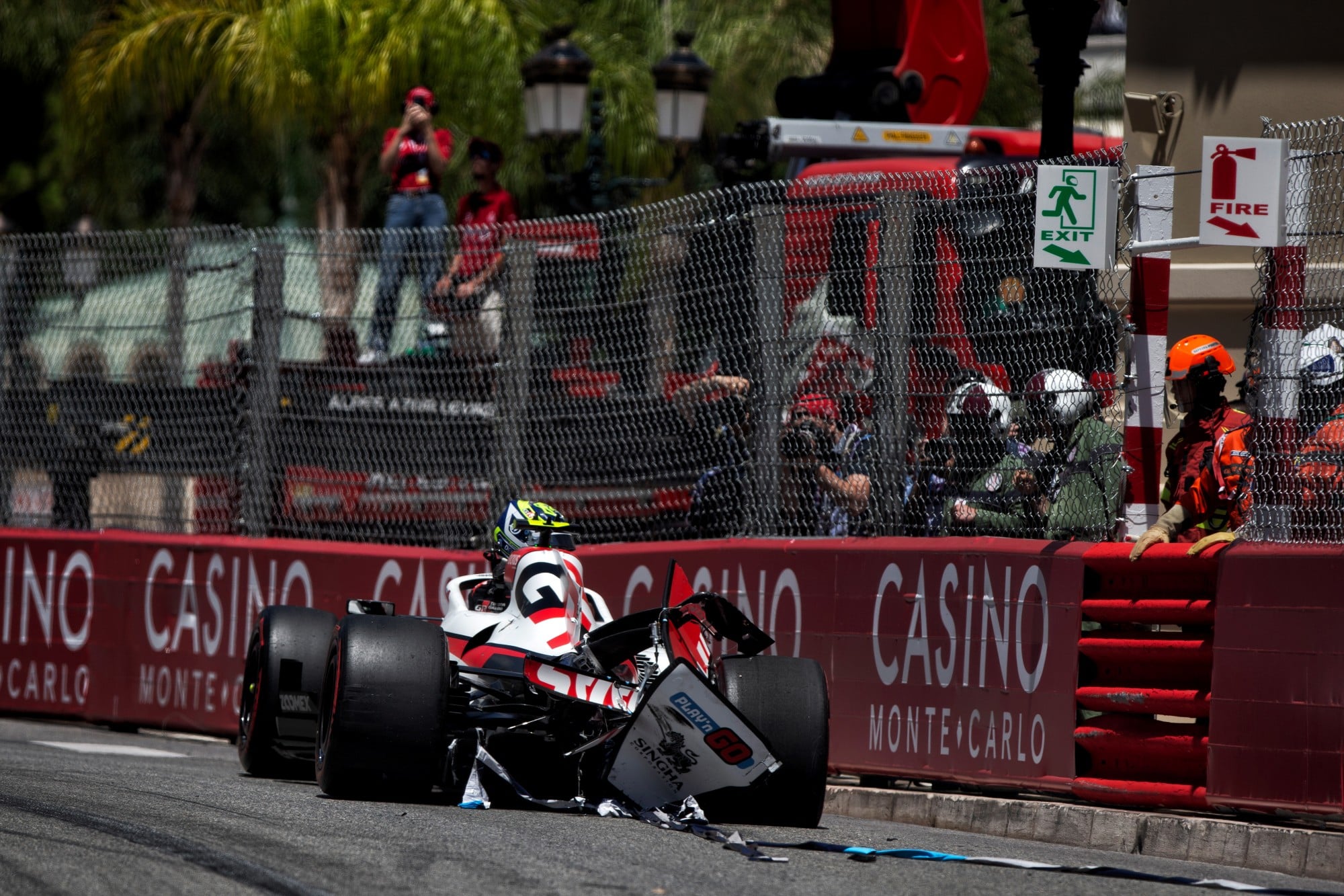 F1: Confira as imagens deste sábado do GP de Mônaco 2026 Oliver Bearman (GBR) Haas F1 Team VF-26 crashed in the third practice session.