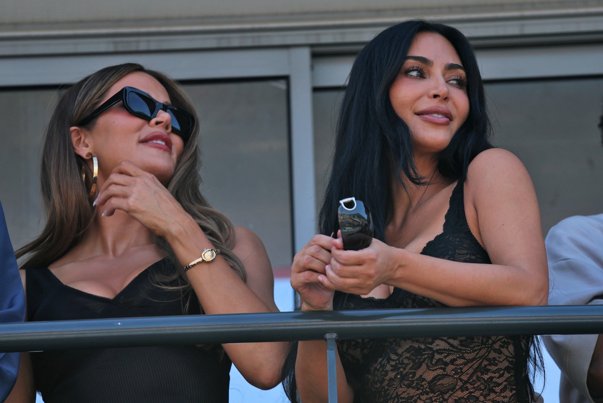F1: Confira as imagens deste sábado do GP de Mônaco 2026 (L to R): Khloe Kardashian (USA) with Kim Kardashian (USA).