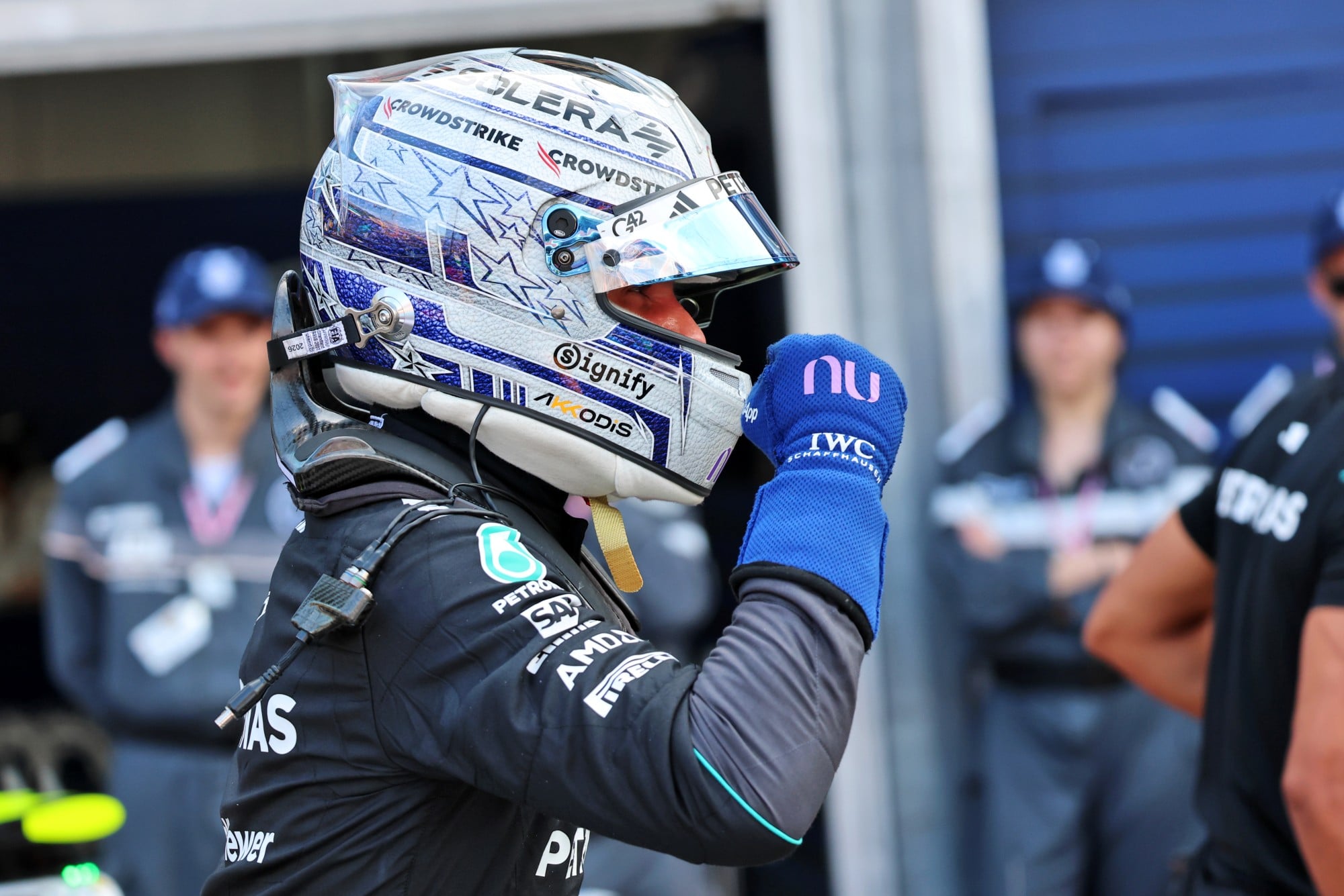 F1: Confira as imagens deste sábado do GP de Mônaco 2026 Andrea Kimi Antonelli (ITA) Mercedes AMG Formula One Team celebrates his pole position in qualifying parc ferme.