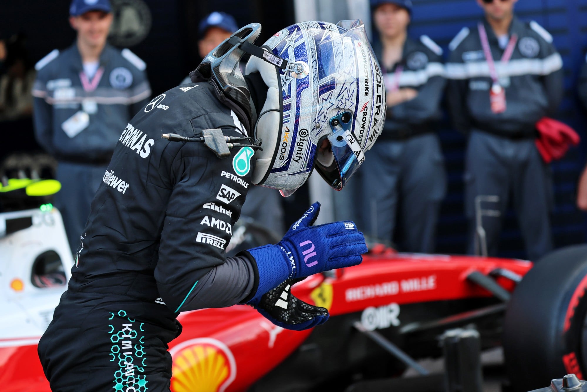 F1: Confira as imagens deste sábado do GP de Mônaco 2026 Andrea Kimi Antonelli (ITA) Mercedes AMG Formula One Team celebrates his pole position in qualifying parc ferme.