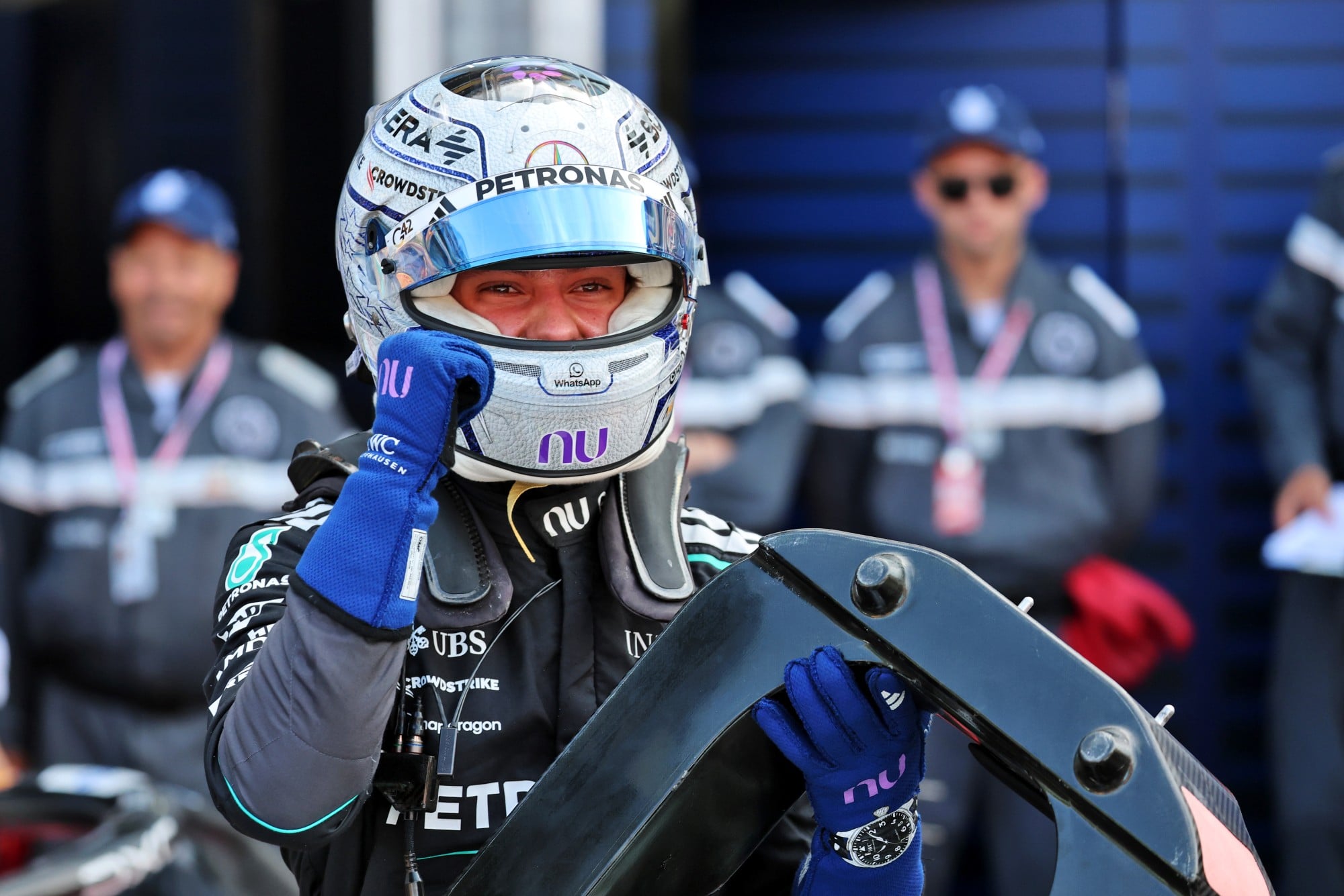 F1: Confira as imagens deste sábado do GP de Mônaco 2026 Andrea Kimi Antonelli (ITA) Mercedes AMG Formula One Team celebrates his pole position in qualifying parc ferme.